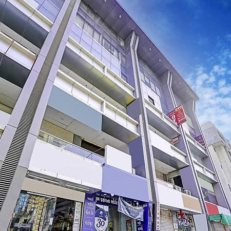 Hotel O Nova Rooms Surat Bagian luar foto