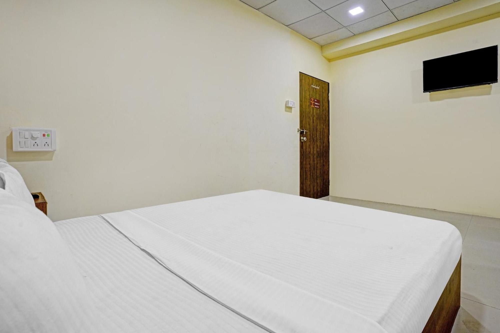 Hotel O Nova Rooms Surat Bagian luar foto