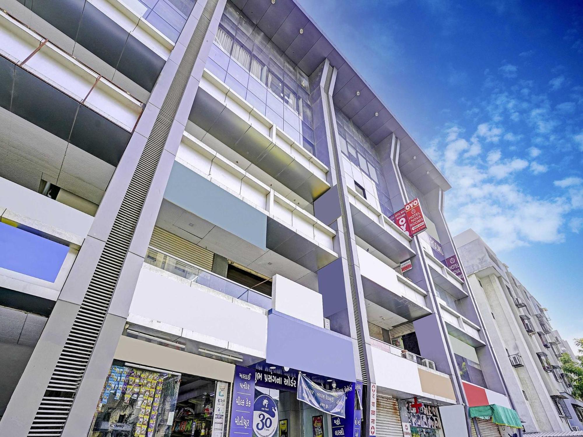 Hotel O Nova Rooms Surat Bagian luar foto