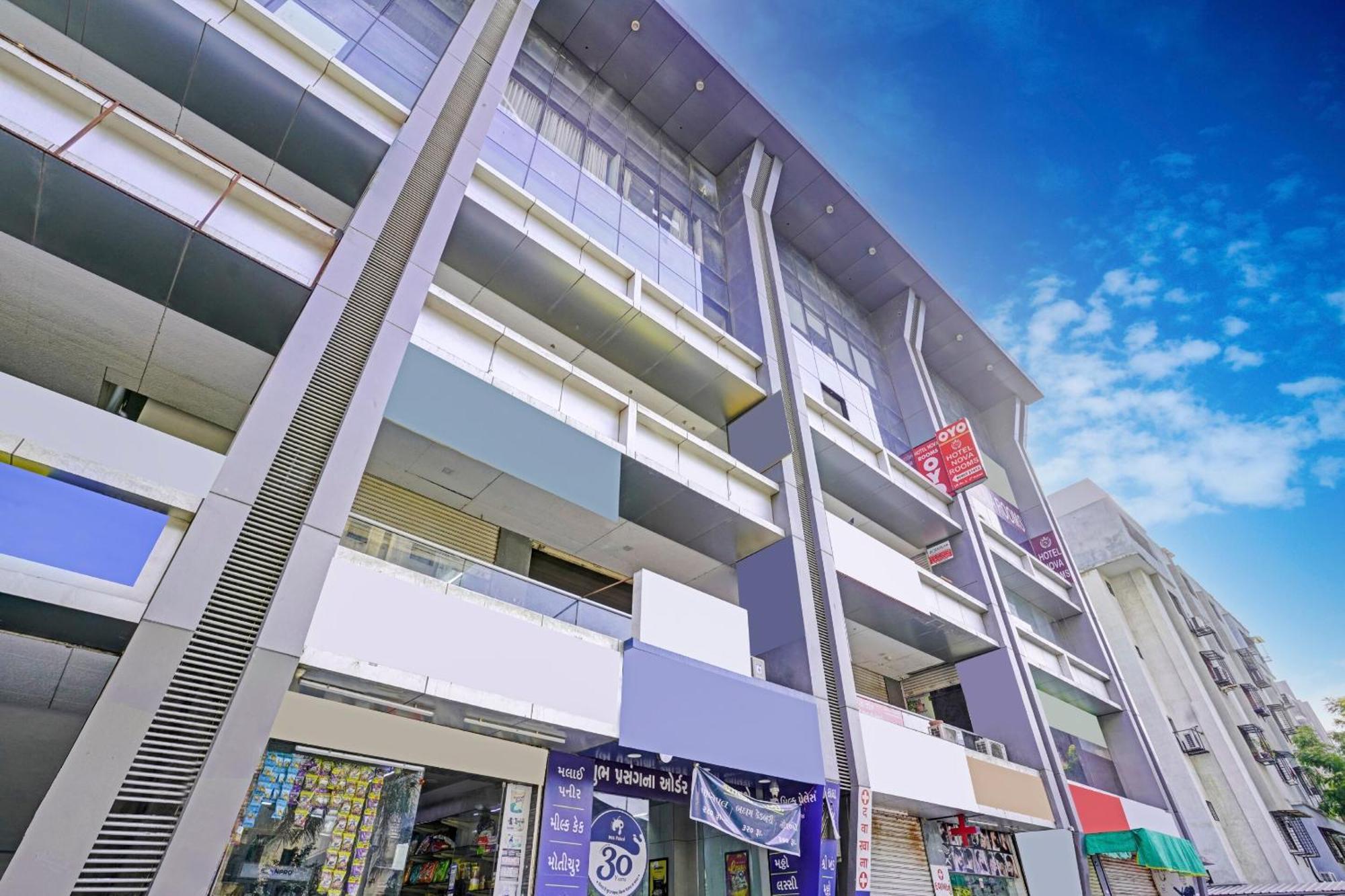 Hotel O Nova Rooms Surat Bagian luar foto