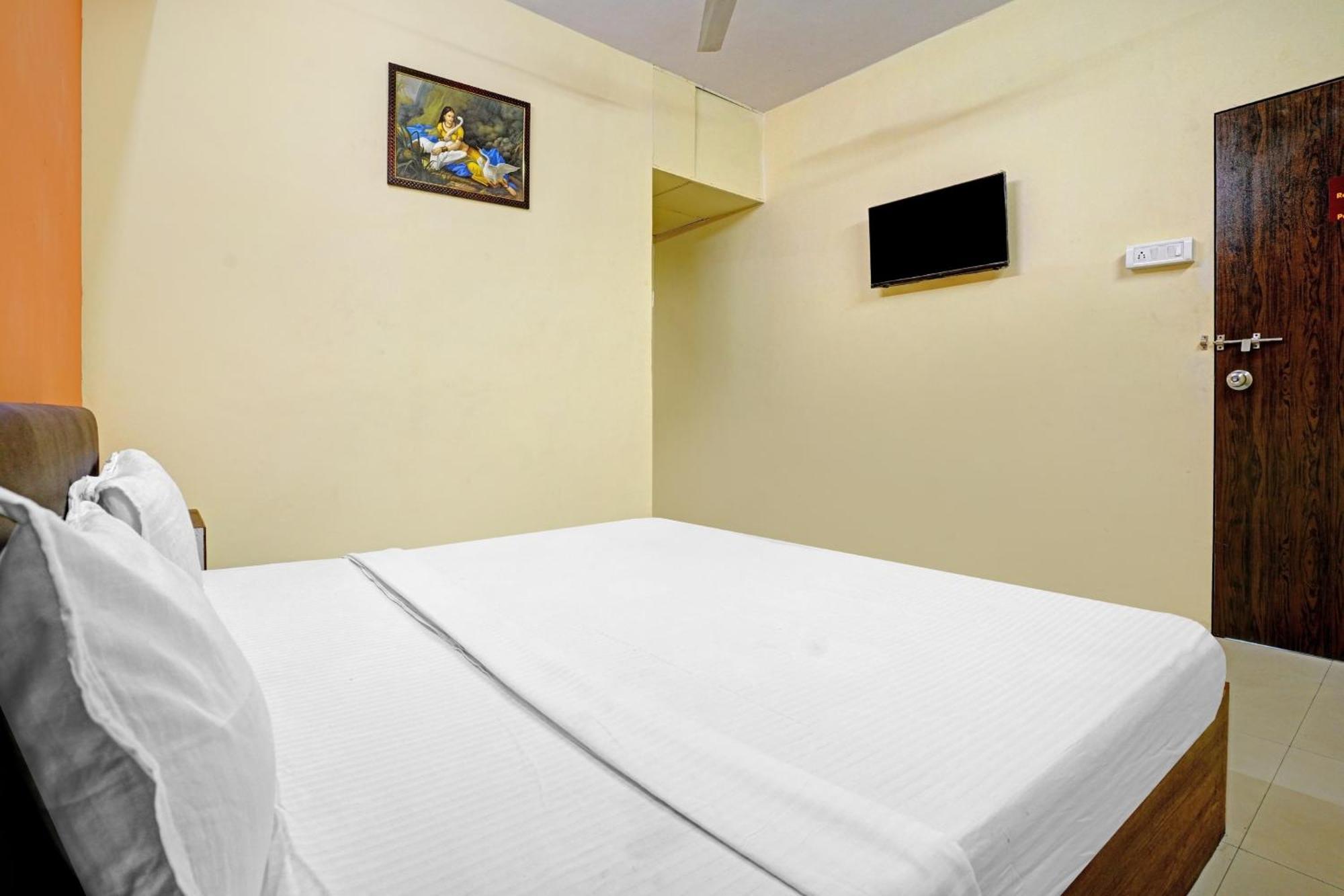 Hotel O Nova Rooms Surat Bagian luar foto