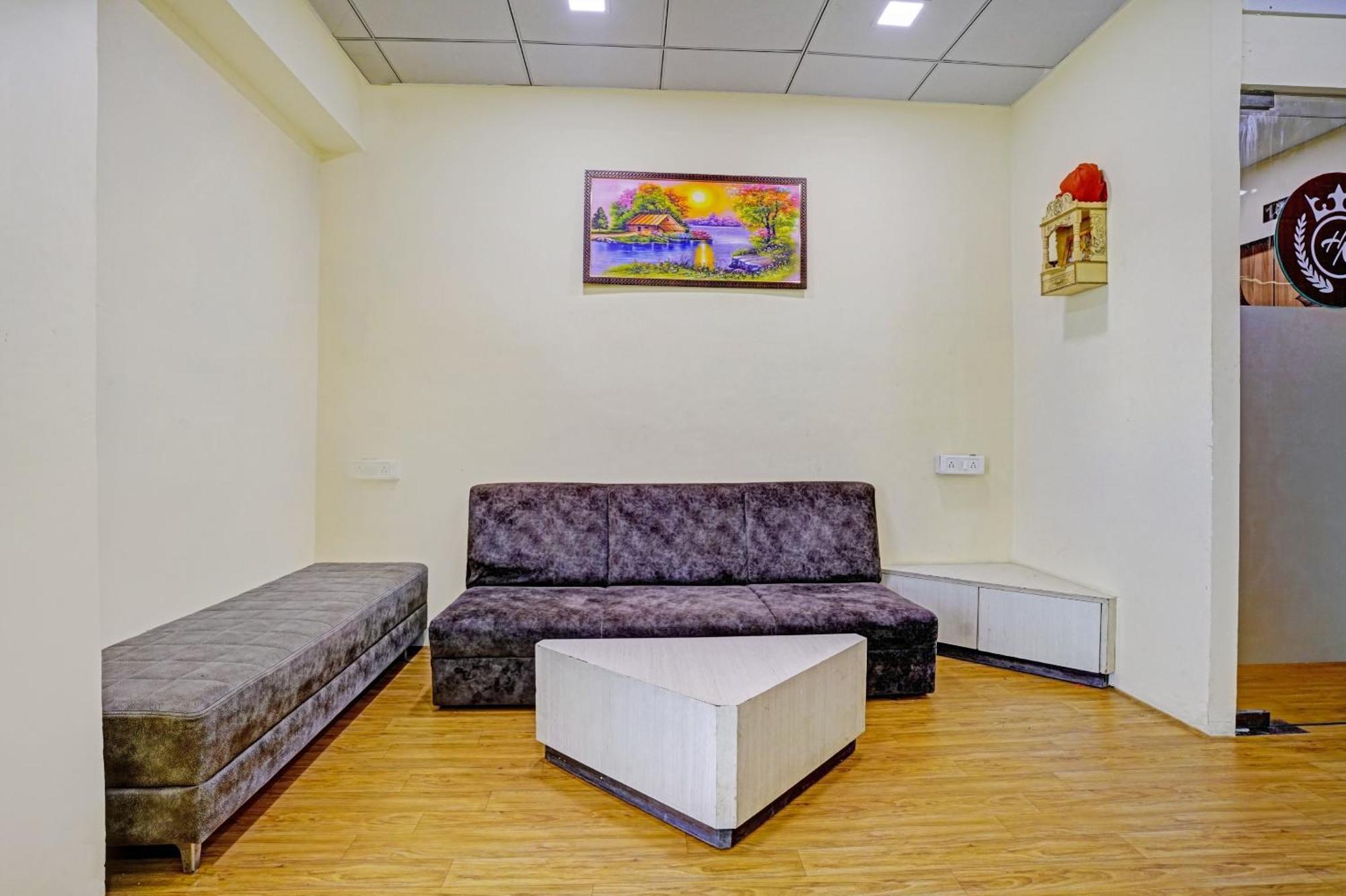 Hotel O Nova Rooms Surat Bagian luar foto