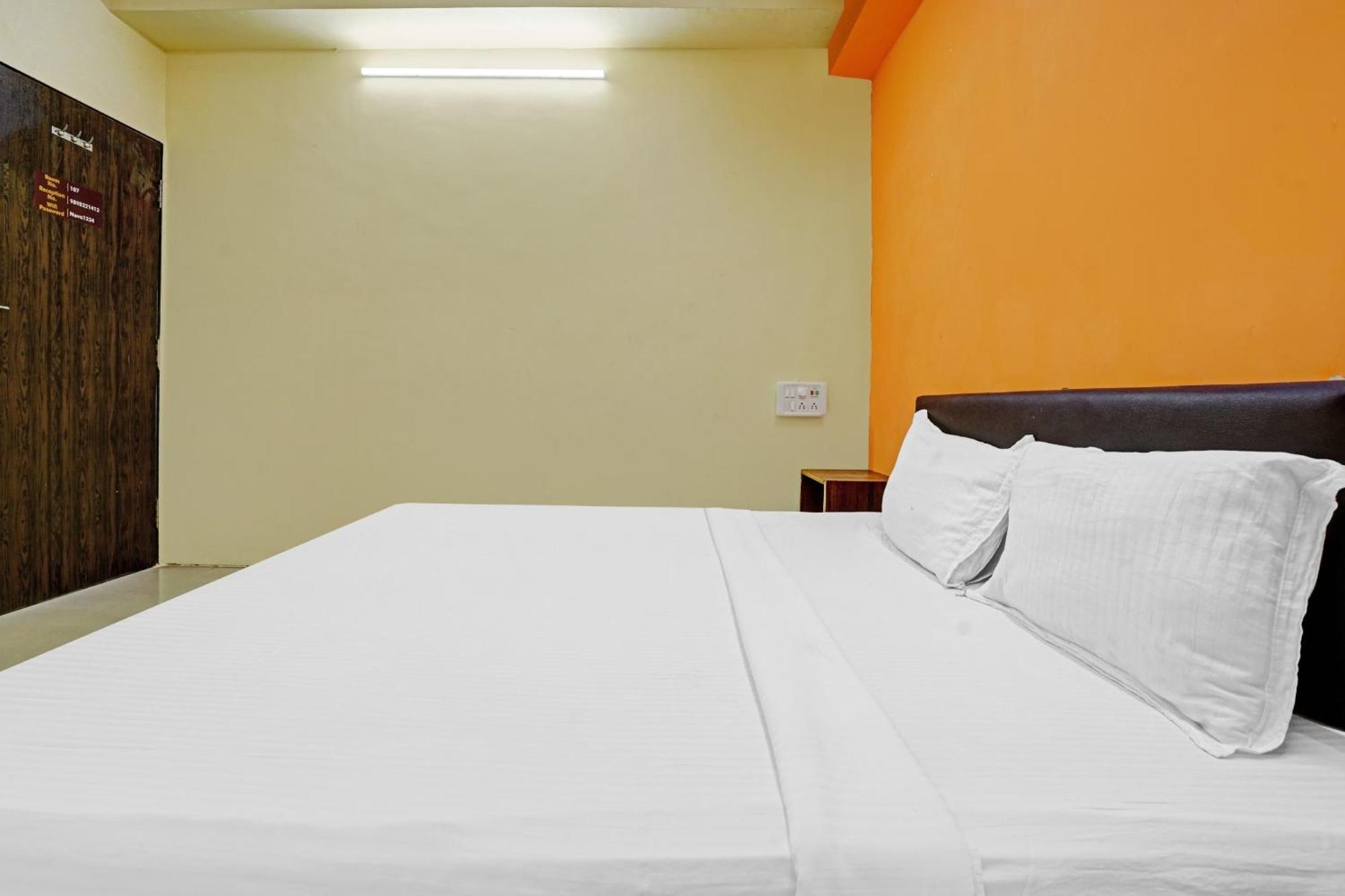 Hotel O Nova Rooms Surat Bagian luar foto