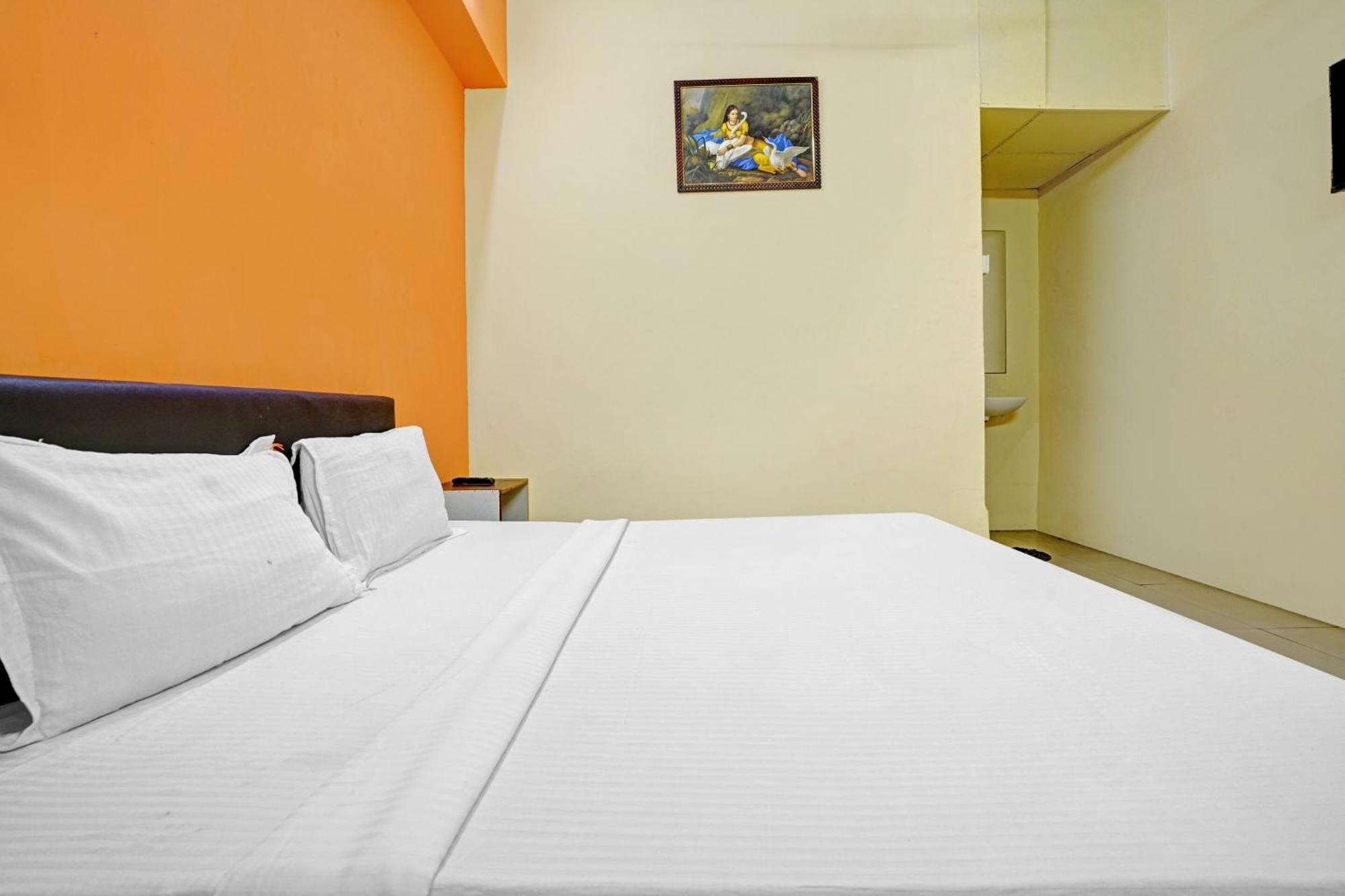 Hotel O Nova Rooms Surat Bagian luar foto