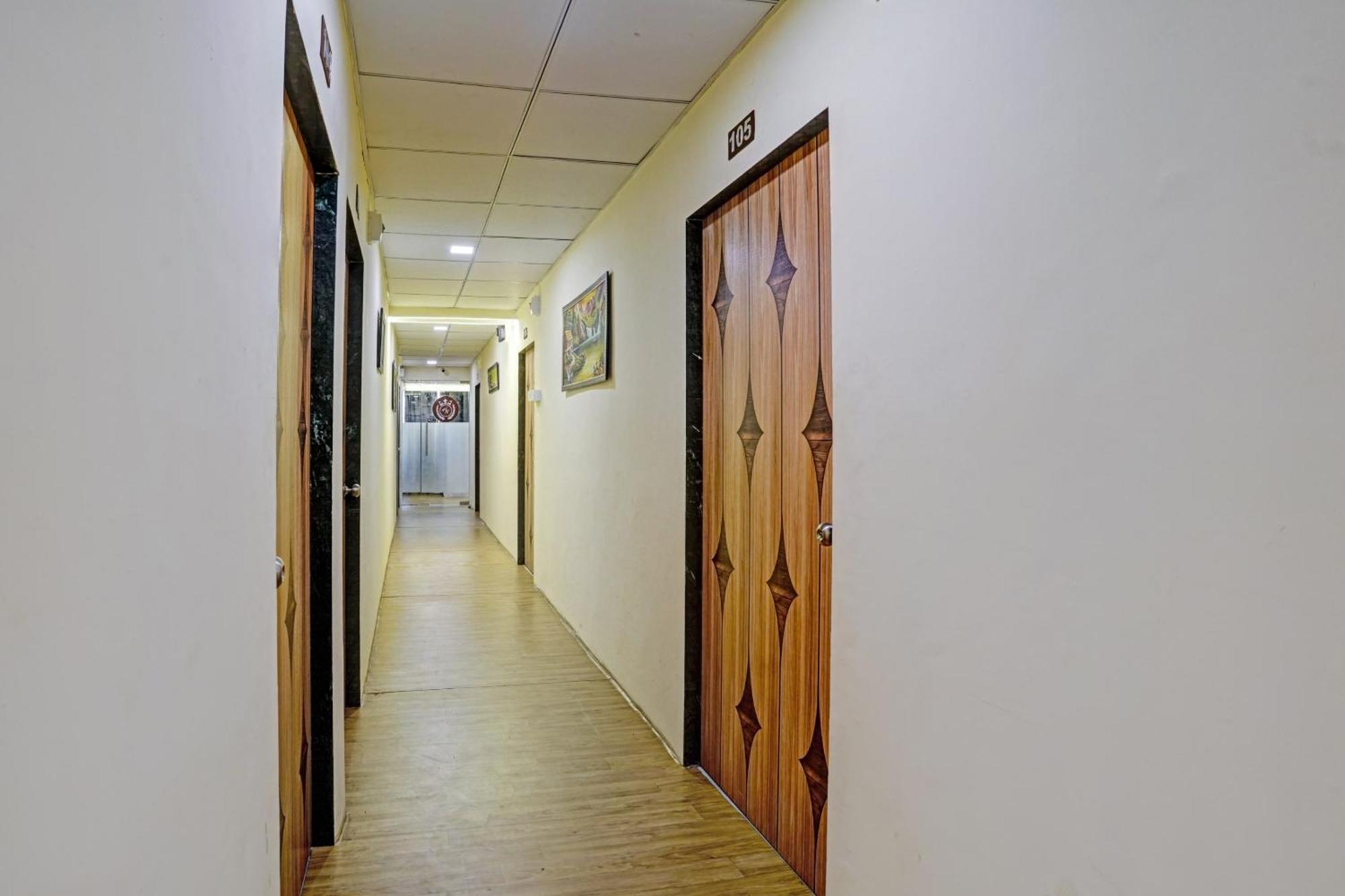 Hotel O Nova Rooms Surat Bagian luar foto